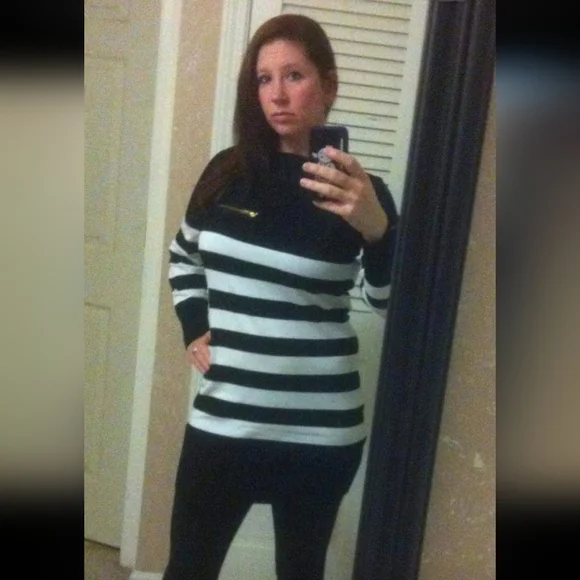 Venus Sweater Dress 🖤🤍🖤 B/W stripes with gold tone faux zipper, Womens sz Lg - Picture 2 of 8